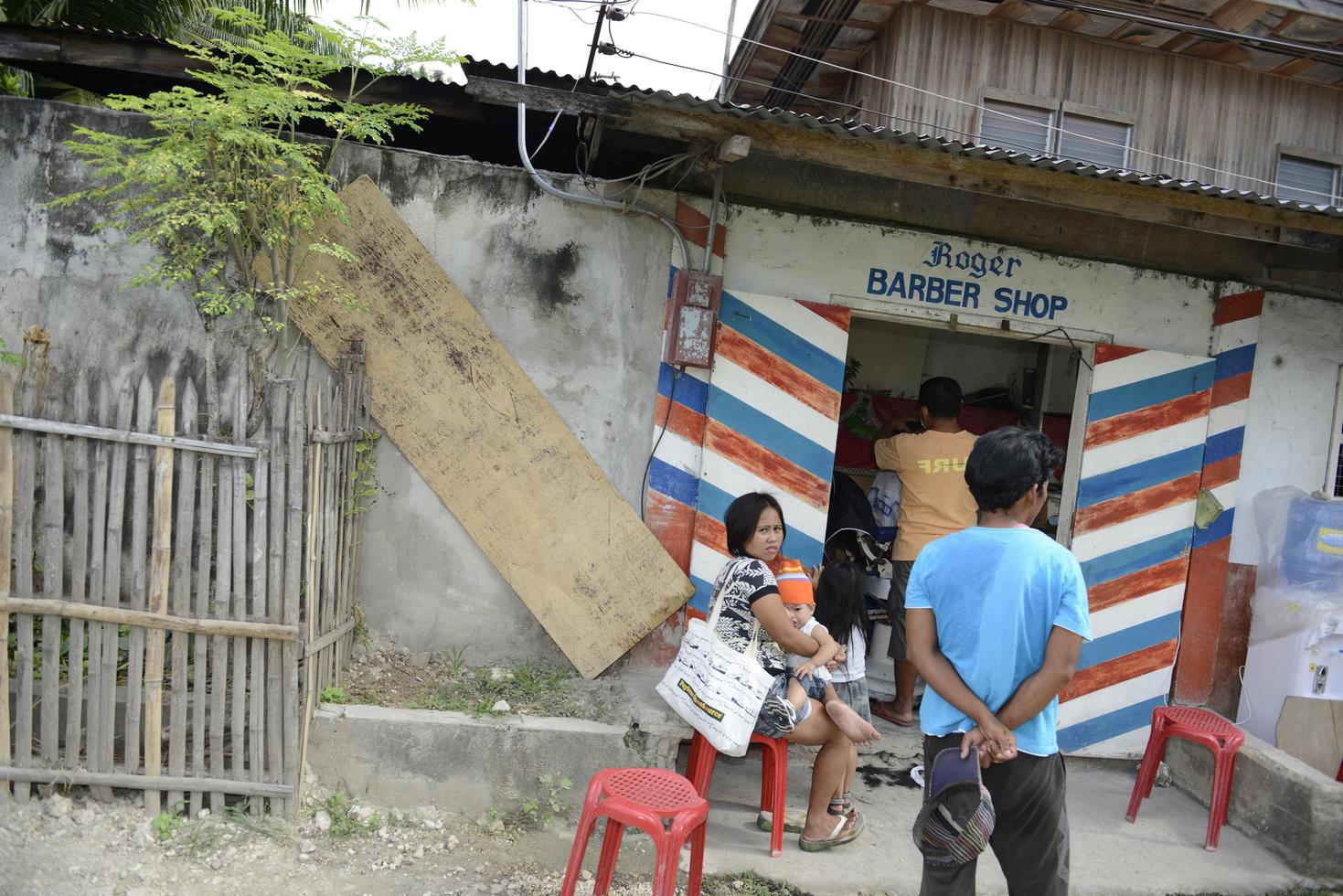 cebu - filippinerna - januari, 7 2013 - människor går till de lokal- marknadsföra foto