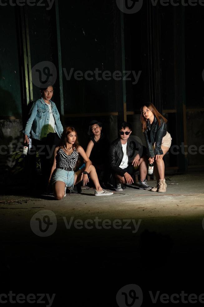 en grupp av tonåringar i knäppa kläder Framställ tillsammans som vänner i en disko bar med en mycket Häftigt uttryck foto