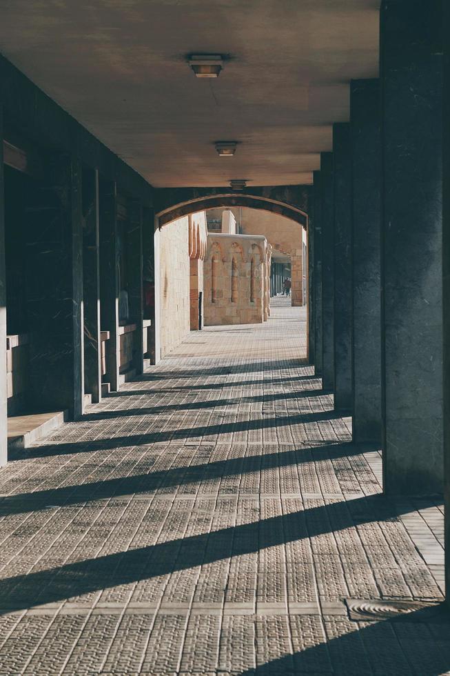 kolonnarkitektur på gatan i bilbao city, spanien foto