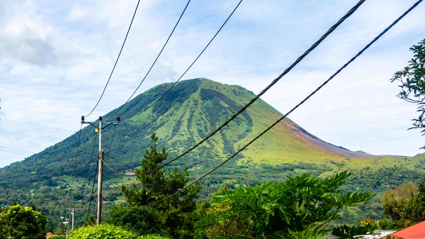 de skön lokon berg i tomohon stad foto