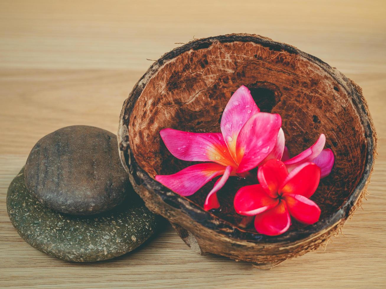 frangipani blommor och stenar foto