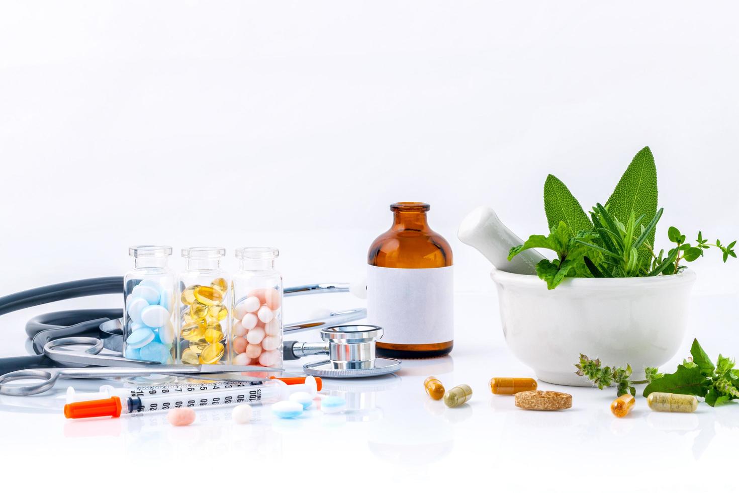örtmedicin på vit bakgrund foto