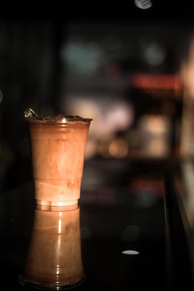 glas kaffe med mjölk på bordet foto