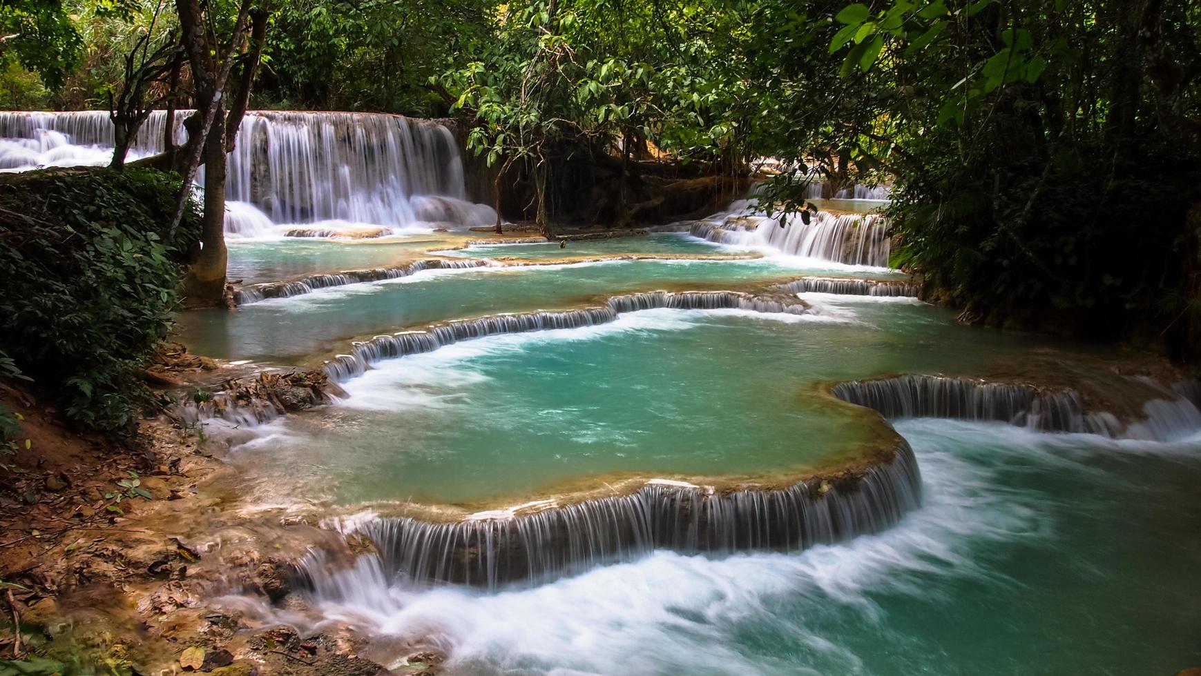 vackert vattenfall i regnskog i Laos foto