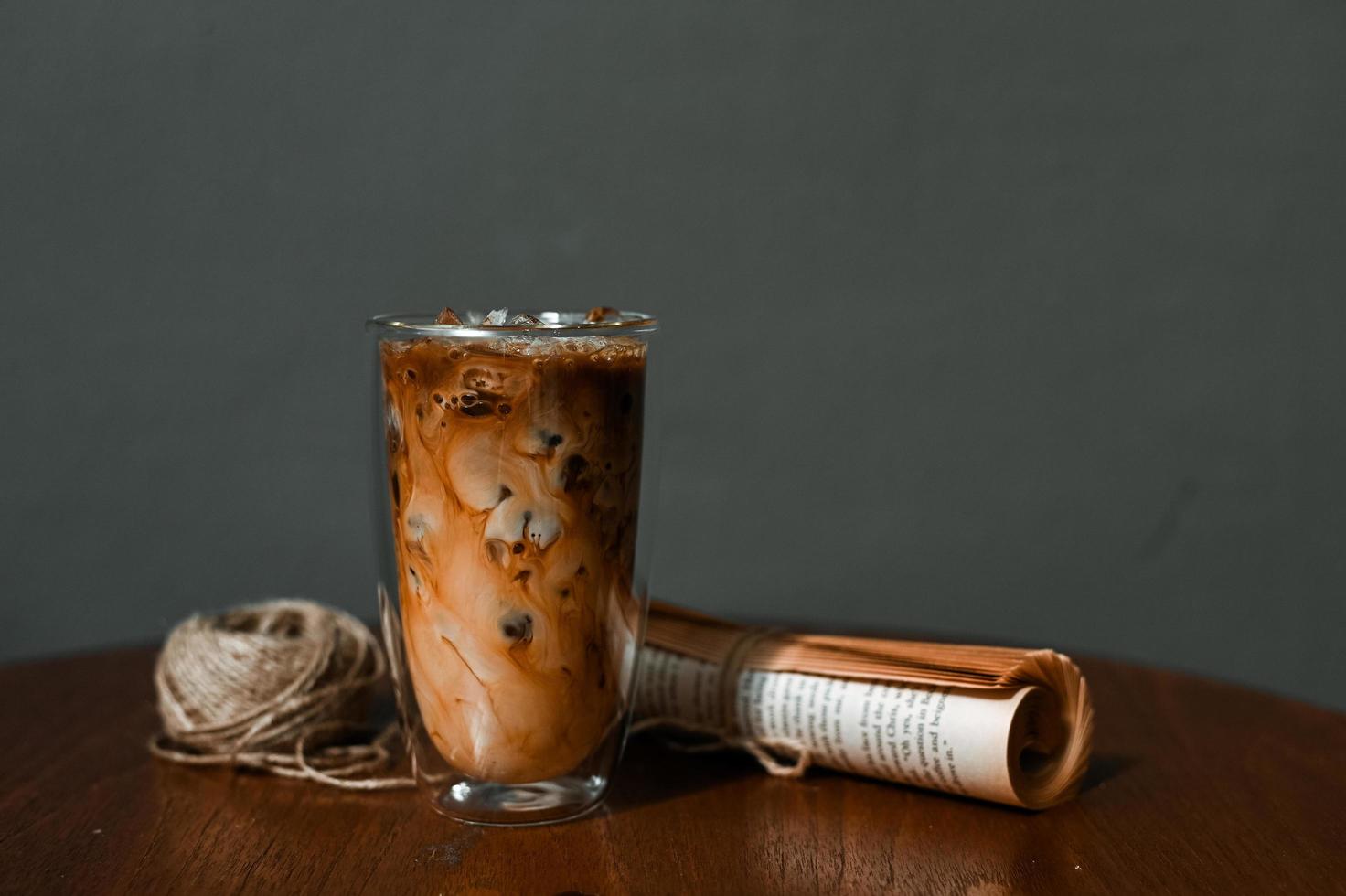 glas kaffe med mjölk på bordet foto