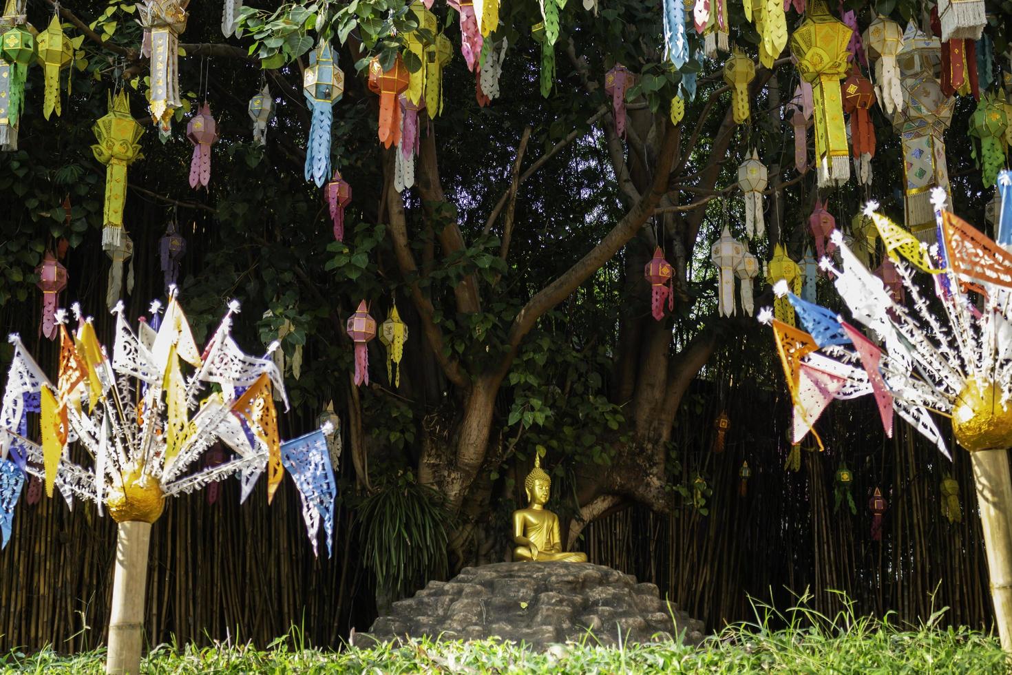 thailändskt buddhistiskt offentligt tempel i Chiang Mai foto