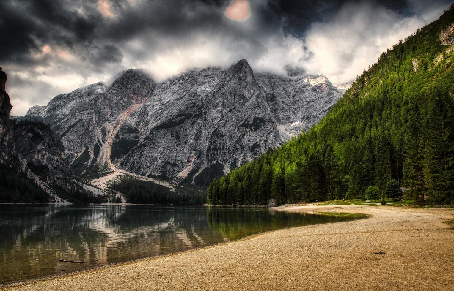 skön bild av sjö braies i trentino alt adige, i de unesco arv dolomiterna. en morgon- i de sommar av 2018 foto