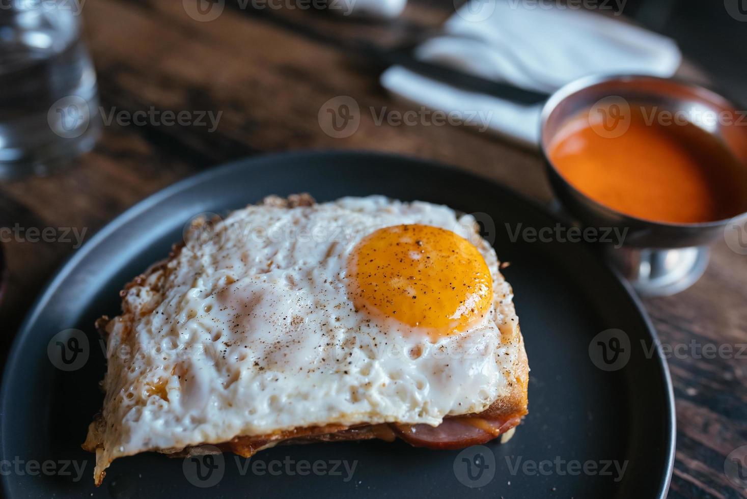 rostat bröd med ost och korv täckt med friterad ägg foto