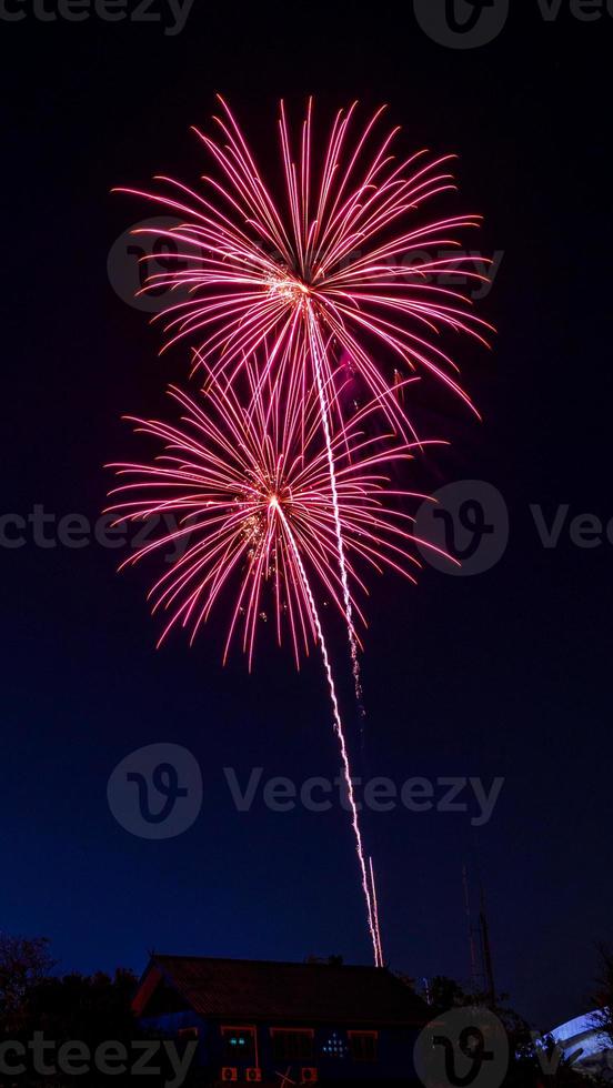 fyrverkeri över de tempel i de mörk himmel foto