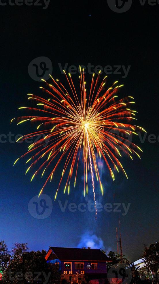 fyrverkeri över de tempel i de mörk himmel foto