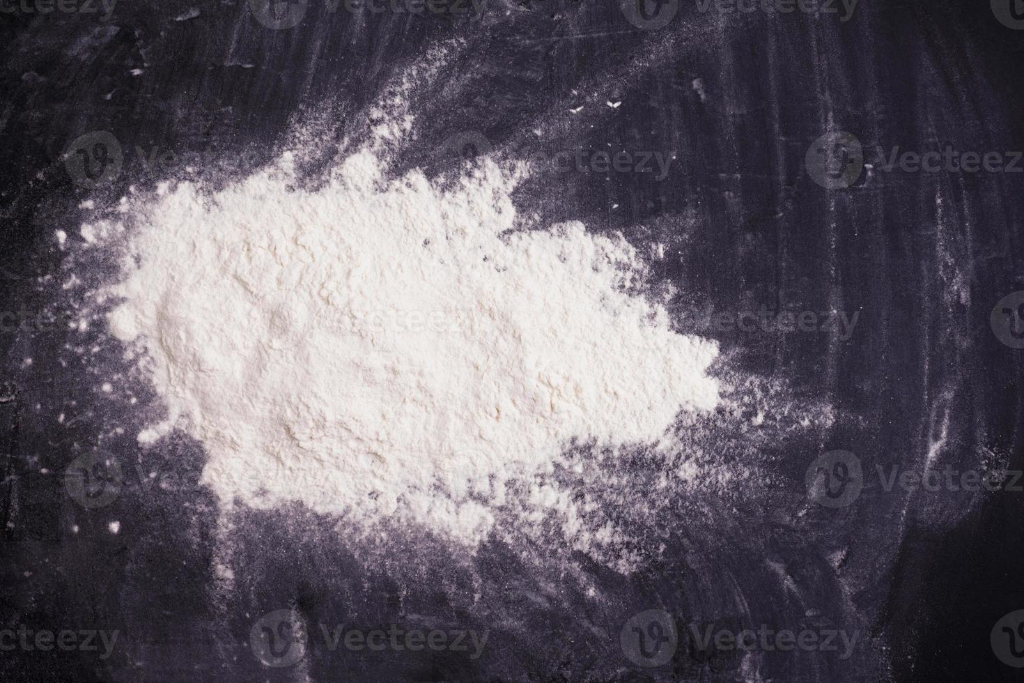 vit podder bomba de distribution av mjöl på en svart bakgrund foto