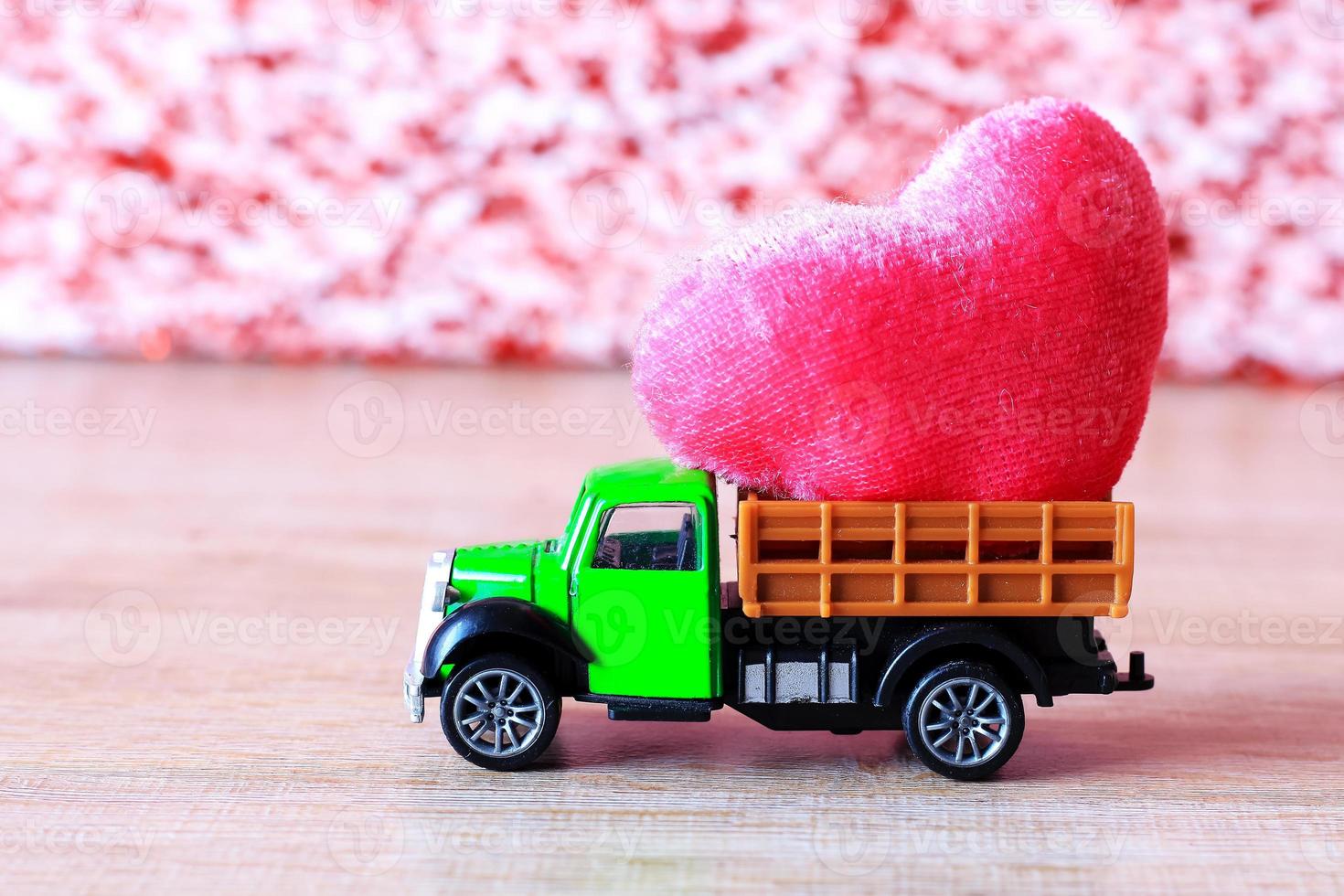 rött valentinhjärta i en liten grön lastbil foto