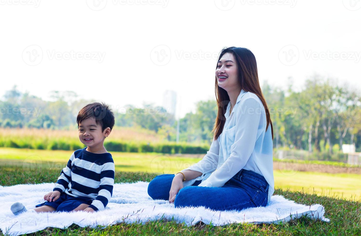 asiatiska mor och son lyckligt i parken foto