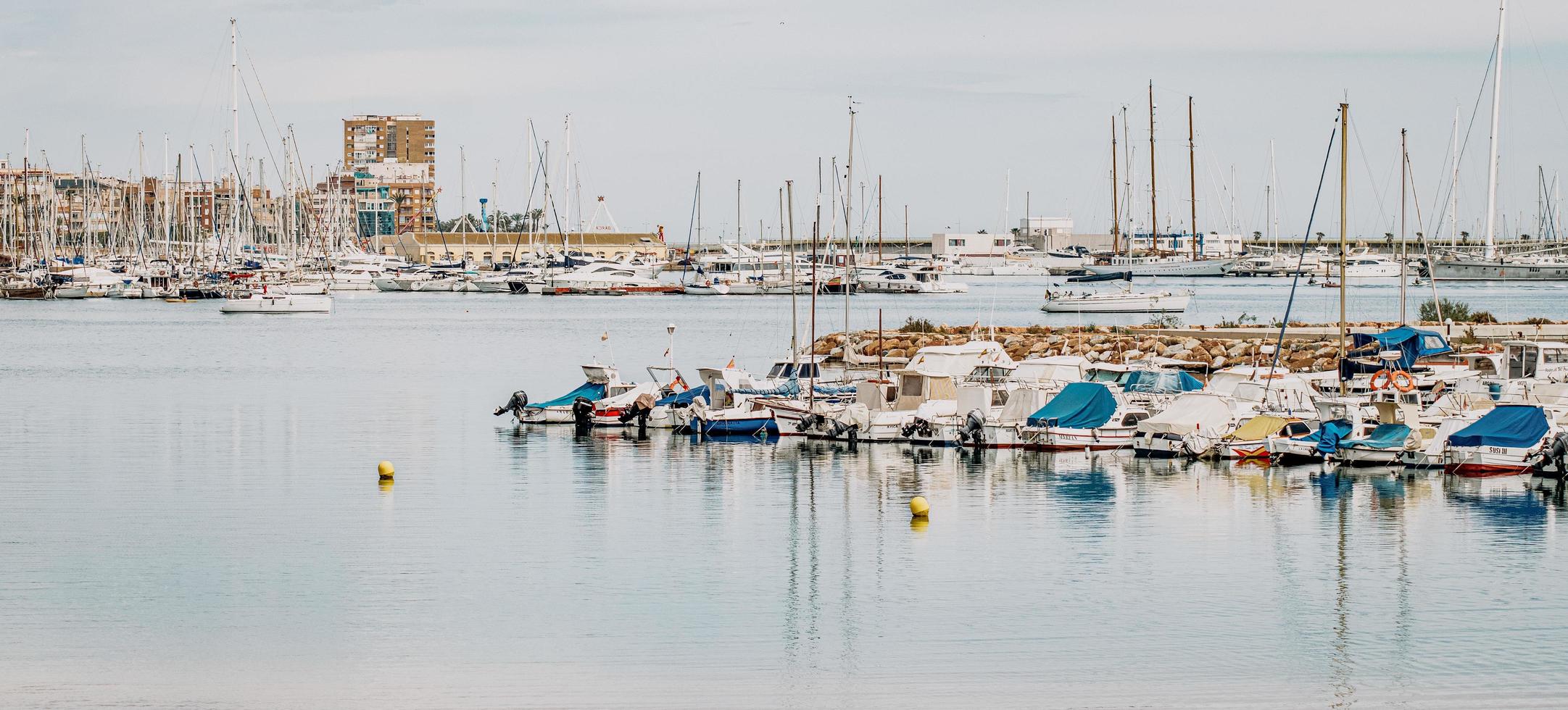 torrevieja, spanien, 2020 - båtar till sjöss under dagtid i Spanien foto