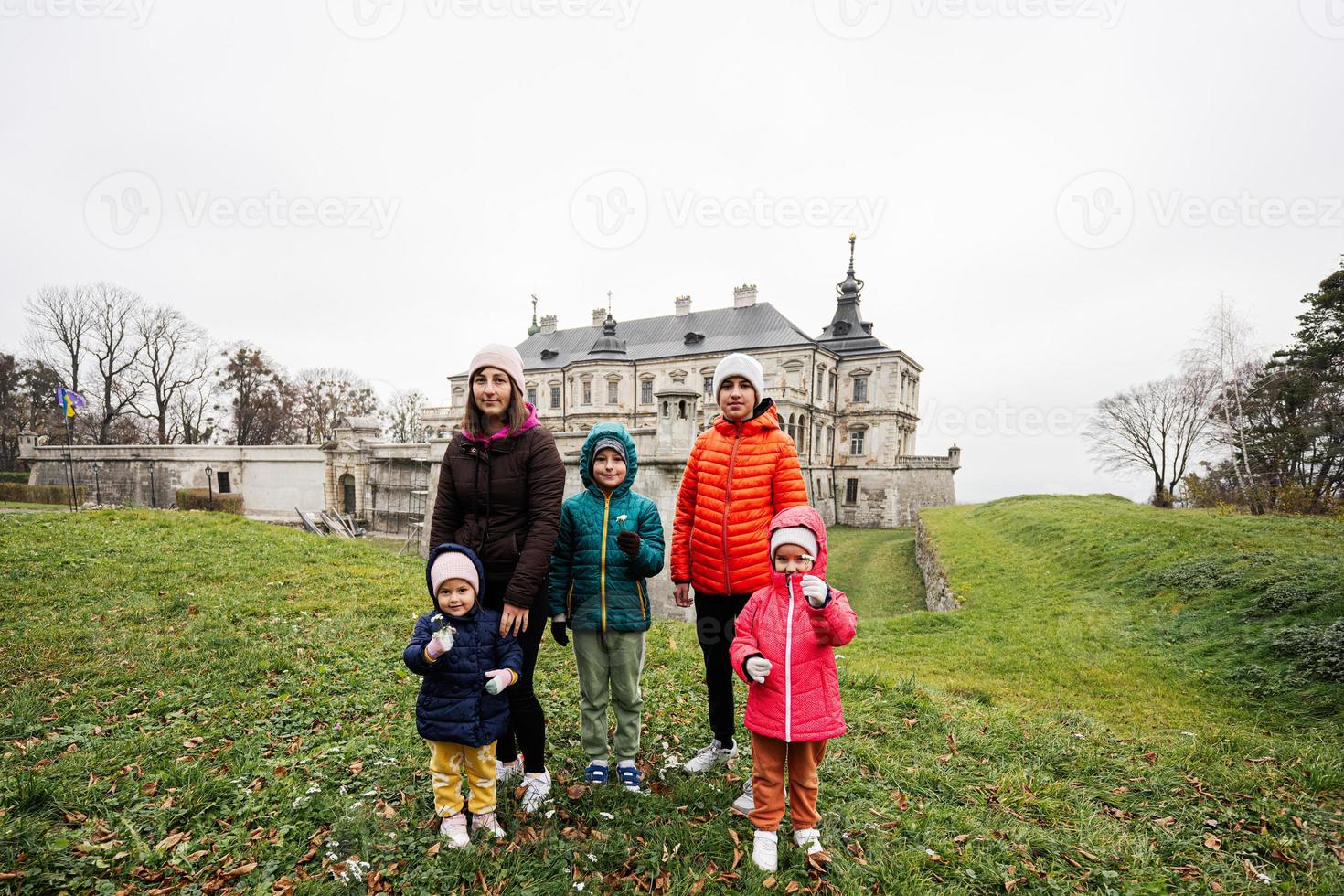 mor med fyra barn besök pidhirtsi slott, lviv område, ukraina. familj turist. foto