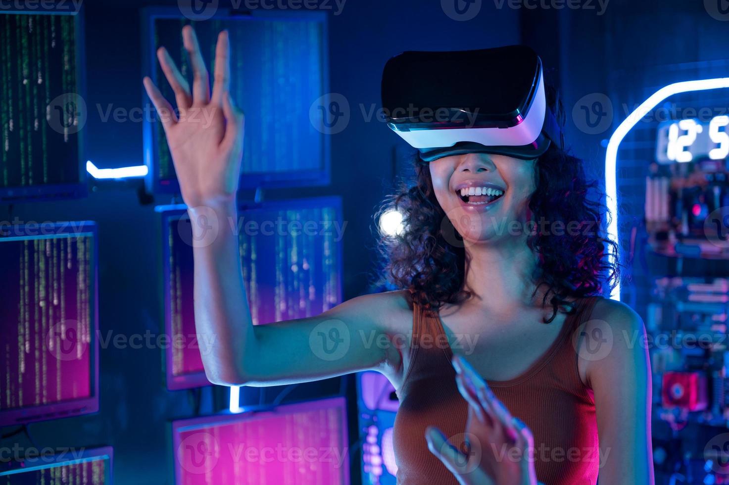 en ung asiatisk kvinna använder sig av virtuell verklighet , vr låda till spela uppkopplad spel eller Kolla på film foto