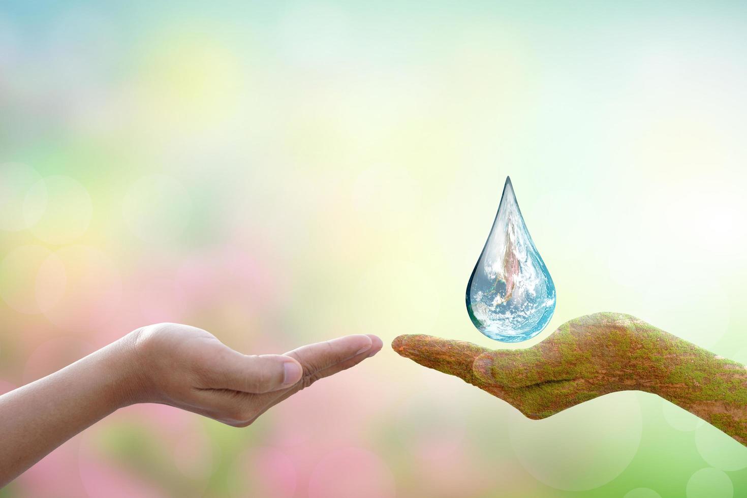 begrepp av sparande de värld vatten droppar på mänsklig händer foto