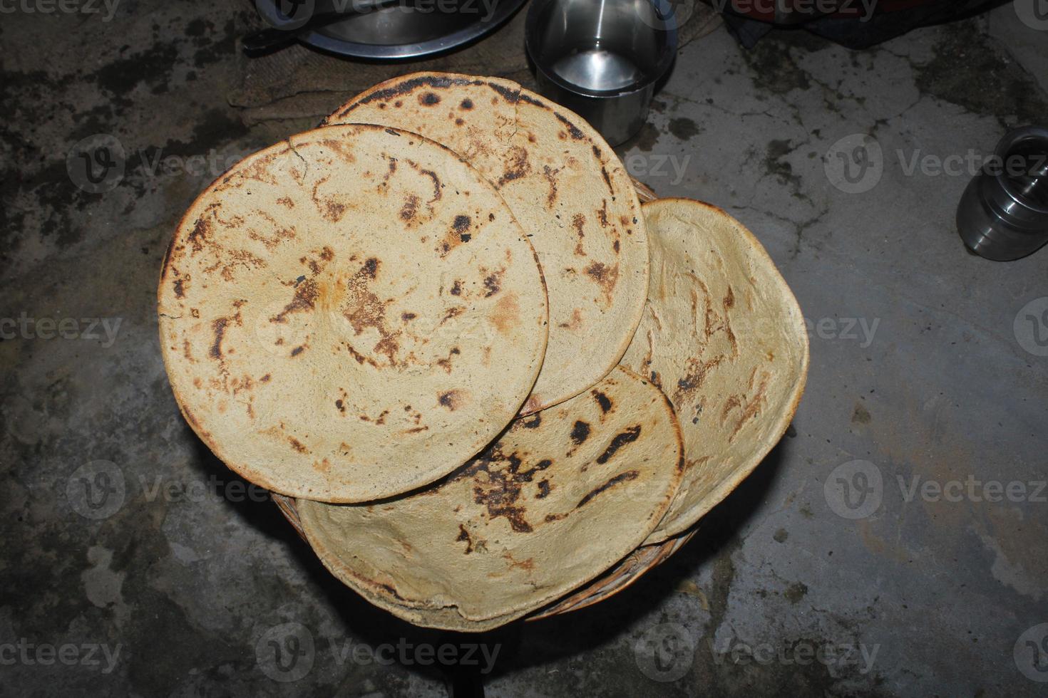 bajara roti är traditionell mat i indisk by foto