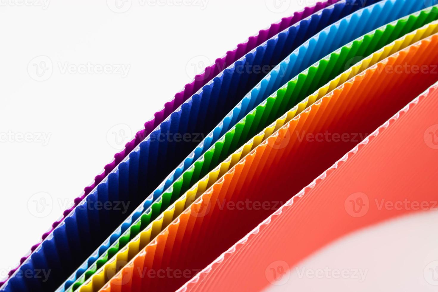 de textur av de korrugerad papper är regnbågsfärgad. geometrisk former och rader. minimalistisk bakgrund. foto