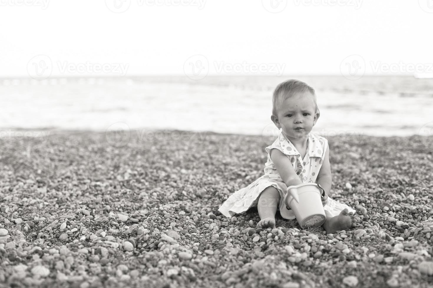 skön liten flicka på de strand foto