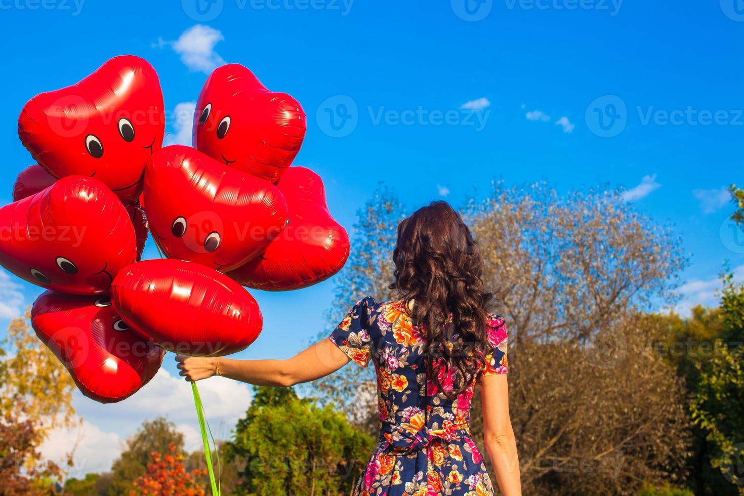 kvinna med hjärta formad ballonger foto
