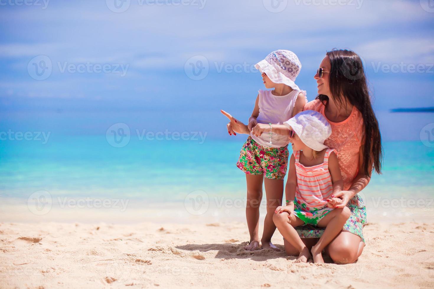 familj på en strand resa foto