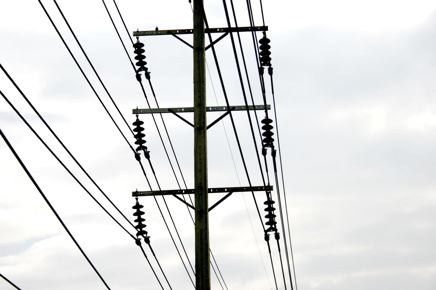 elektrisk kabel på betongstolpe foto