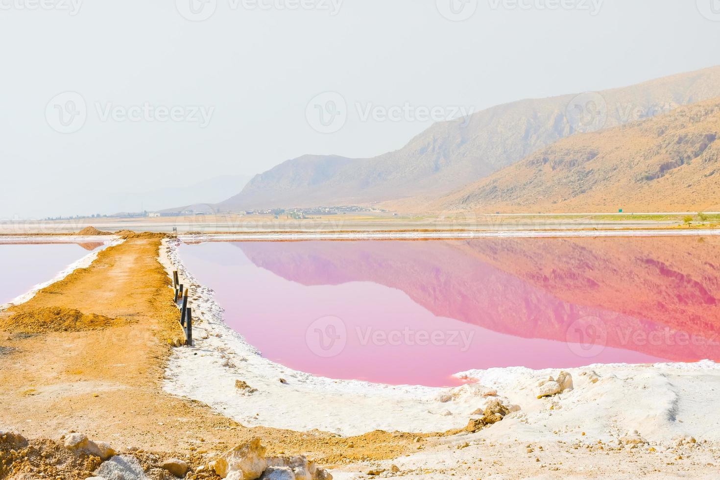 maharlu rosa salt sjö på solnedgång - shiraz, iran foto