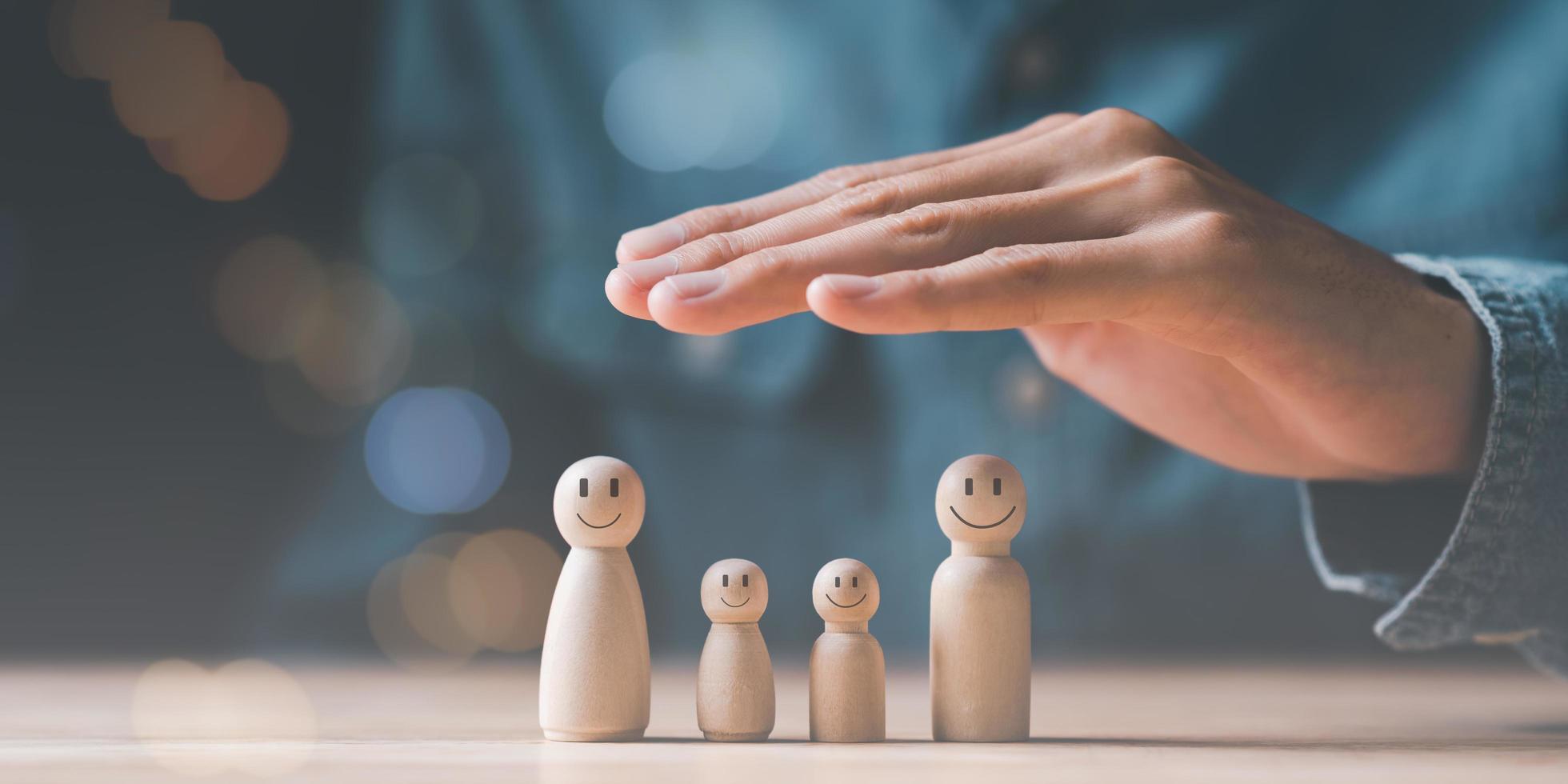 manlig hand representerar de skydd och skydd av familj säkerhet, försäkring förvaltning planera ,hälsa vård och finansiera ,fast egendom och familj risk minskning, liv och fast egendom skydd planera foto