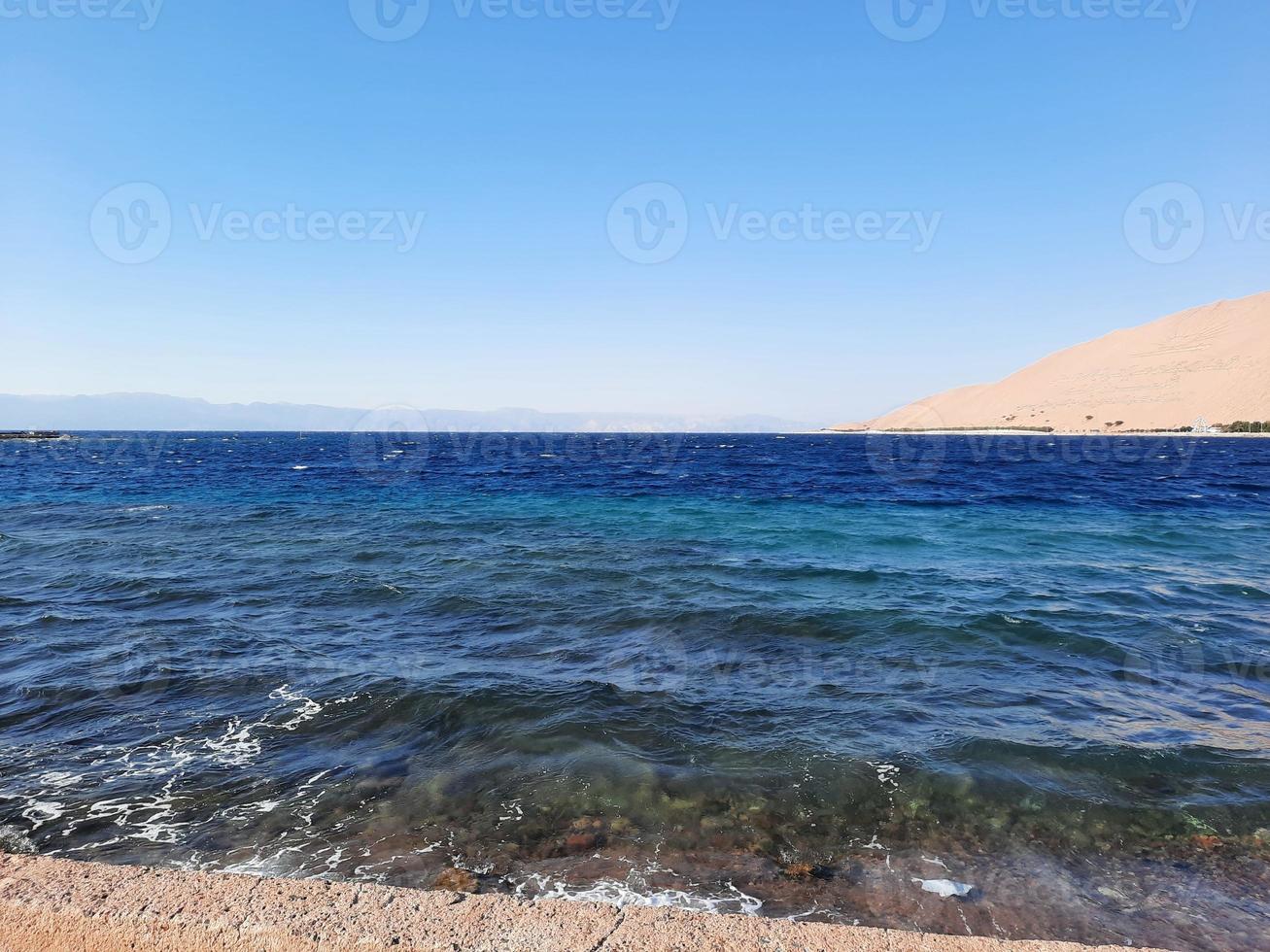 de fascinerande se av de djup blå vattnen av haql strand i saudi arabien. foto