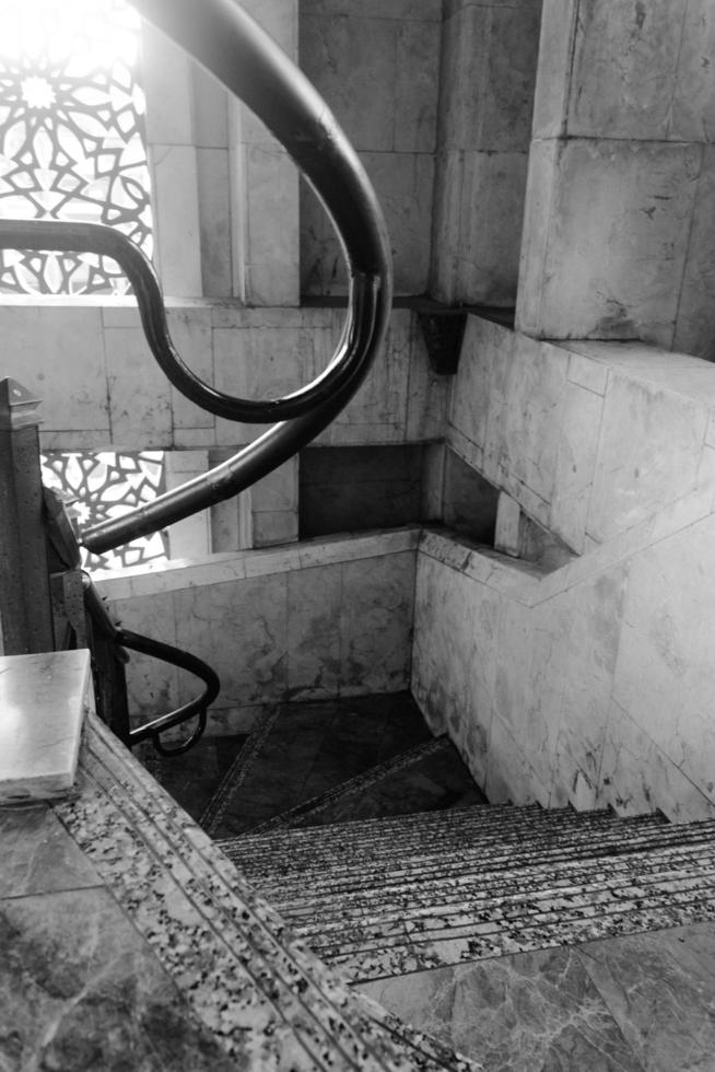 de interiör trappsteg av de majestätisk på tenn moské på indonesien foto