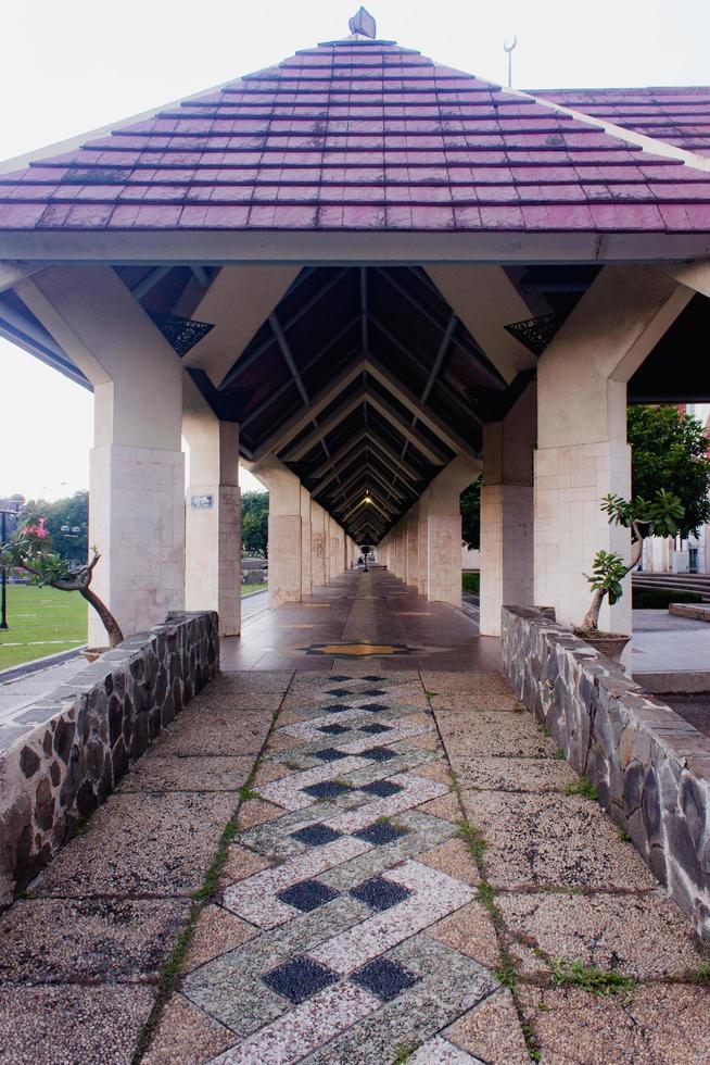 exteriör av på tenn moské, masjid på tenn jakarta, indonesien foto