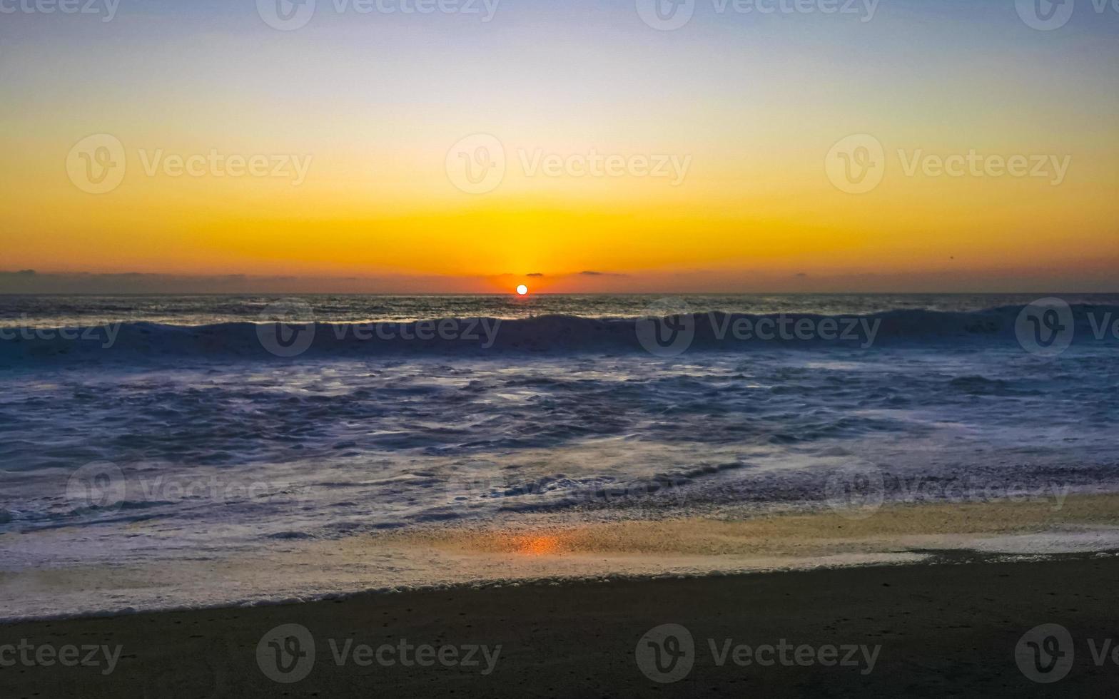 färgrik gyllene solnedgång stor Vinka och strand puerto escondido Mexiko. foto