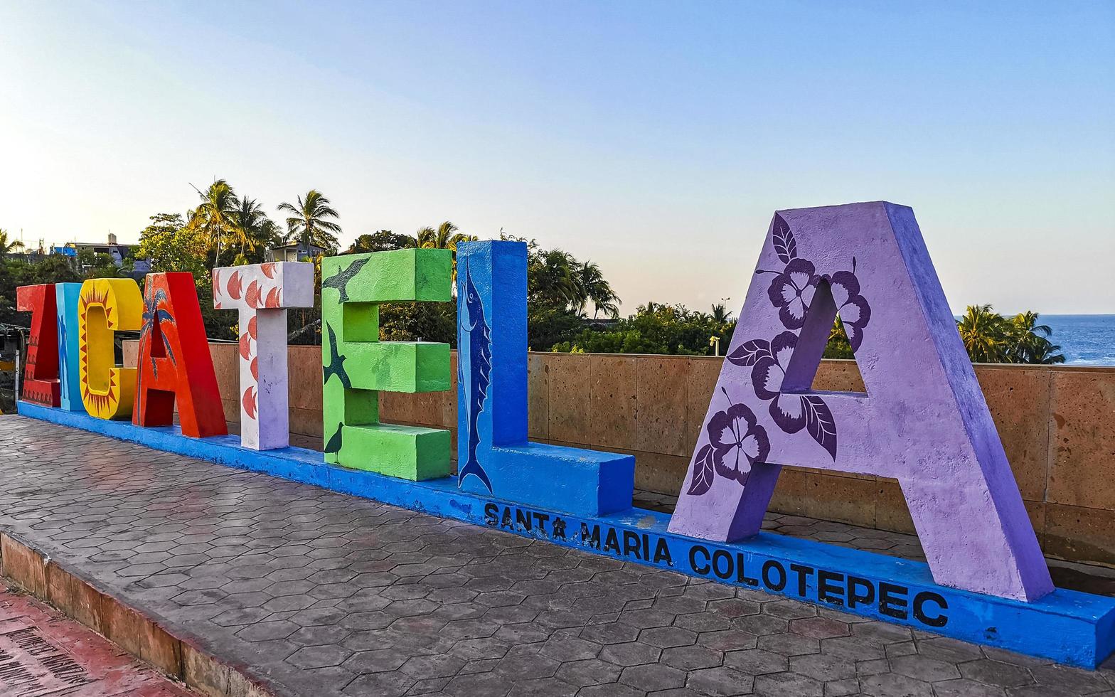 färgrik zicatela puerto escondido text tecken symbol på strand Mexiko. foto