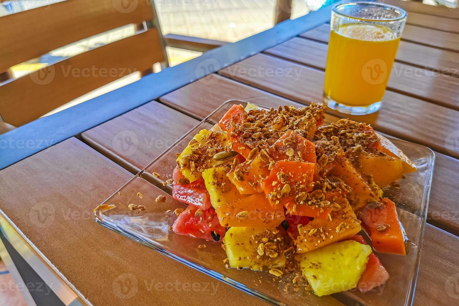 frukost på restaurang frukt med gröt orange juice och kaffe. foto