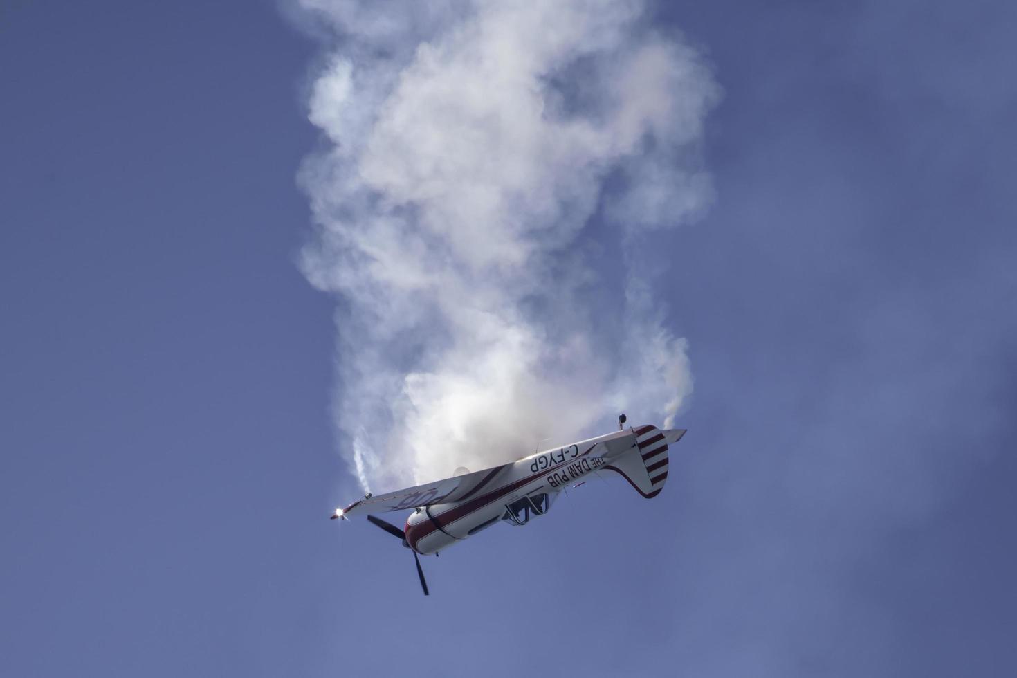 september 3 2022. toronto, ontario. en hämma pilot utför akrobatik i en plan över sjö ontario som del av de årlig flyguppvisning. foto