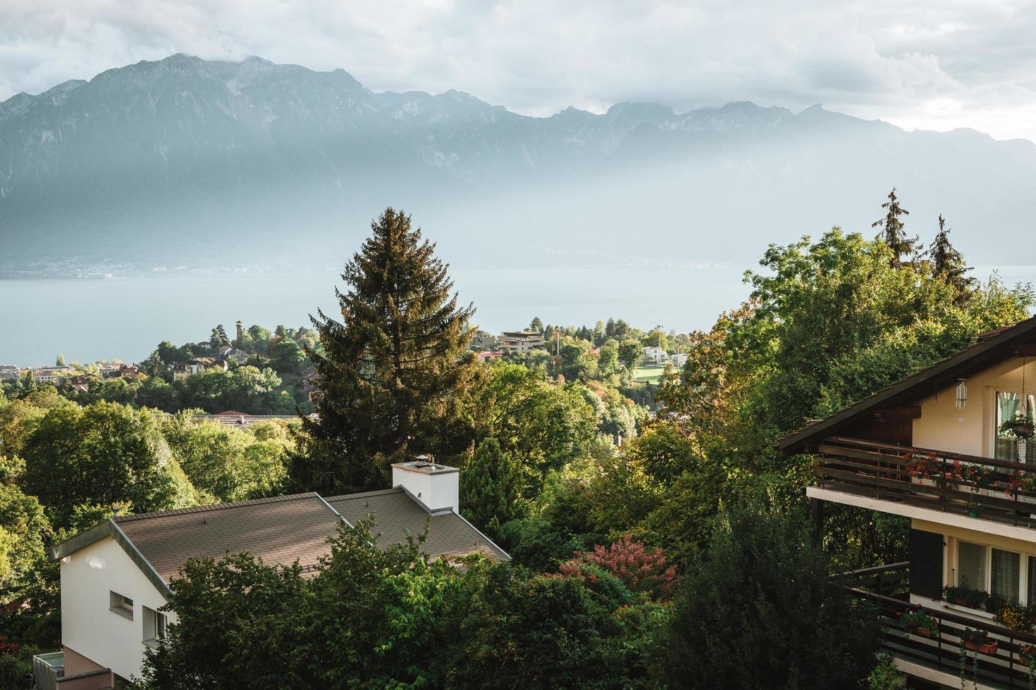 majestätisk se av de sjö Genève, Fantastisk ljus och Söt hus foto
