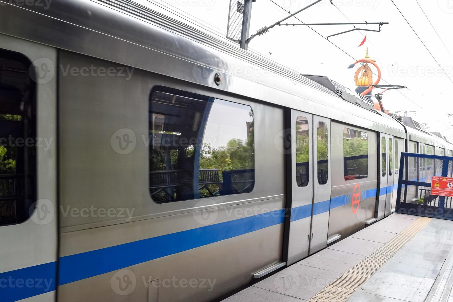 ny delhi Indien - juni 21 2022 - delhi metro tåg anländer på jhandewalan metro station i ny delhi, Indien, Asien, offentlig metro avgår från jhandewalan station foto