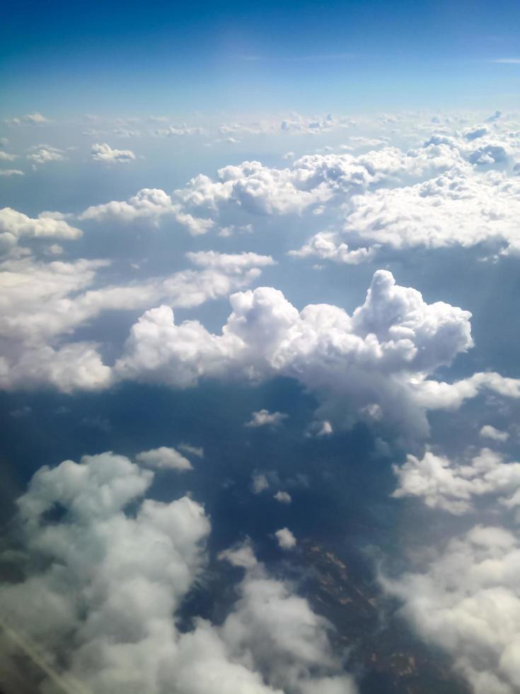 blå himmel med moln bakgrund foto