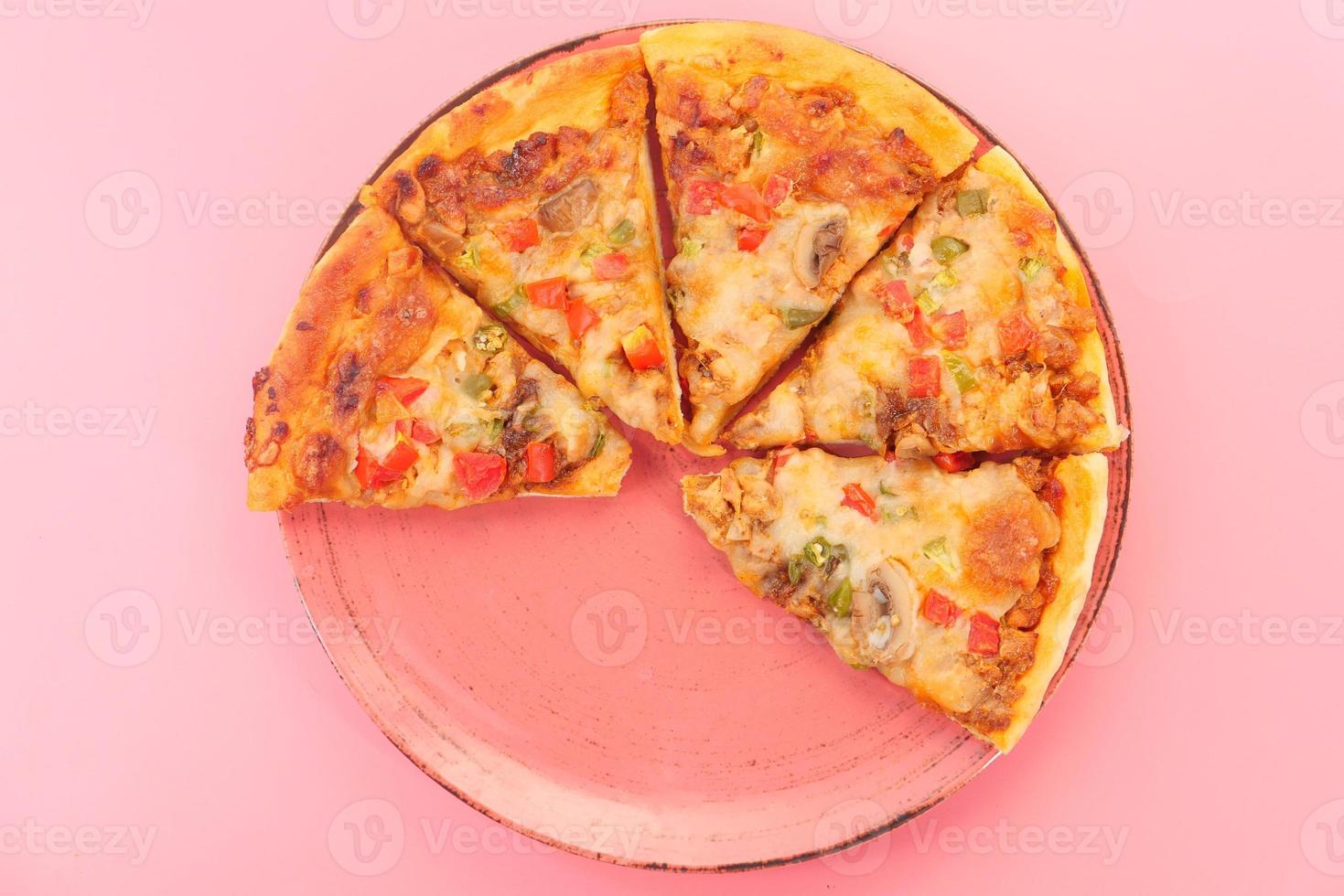 pizza på rosa bakgrund foto