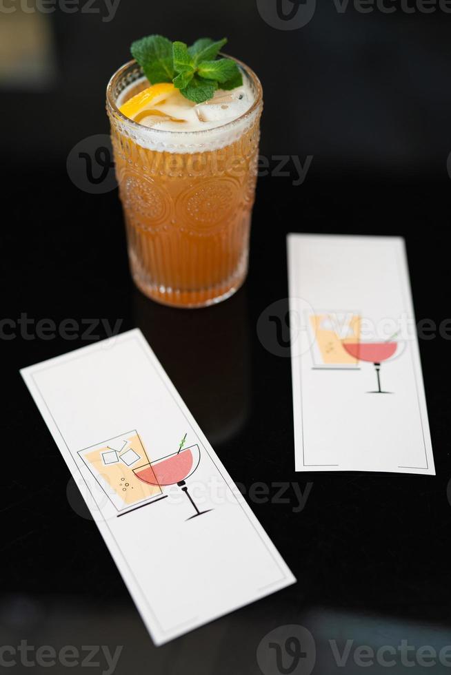 skön och utsökt alkoholhaltig cocktails beredd på de bar förbi de bartender. foto