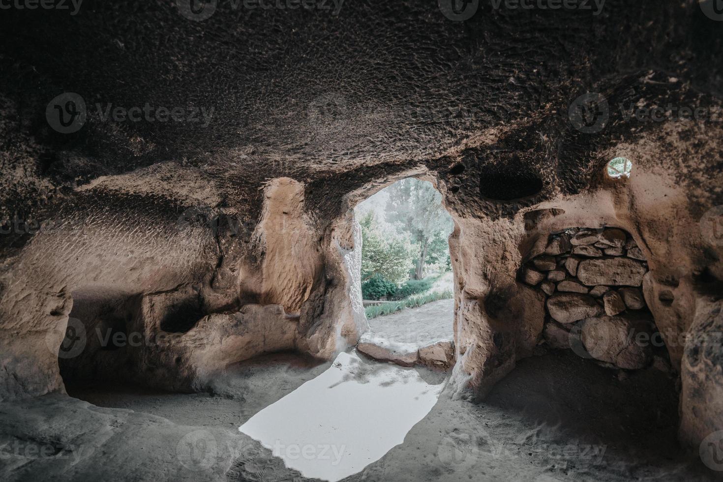 en grotta kyrka i cappadocia med inskriptioner på de väggar, fresker från de början av kristendomen. foto