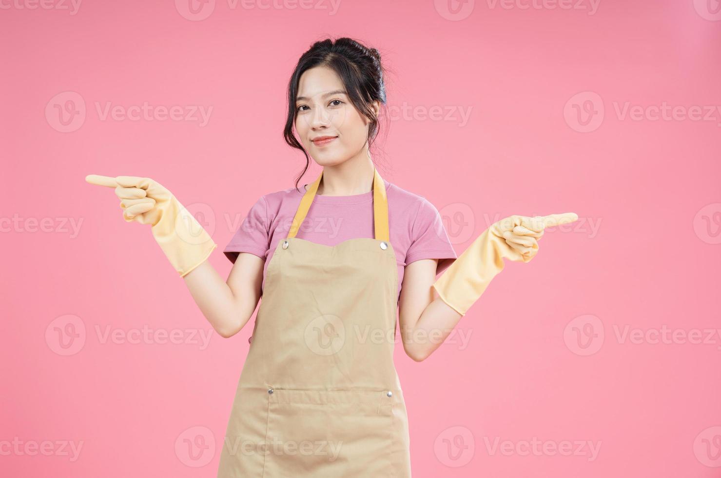 ung asiatisk kvinna hemmafru på bakgrund foto