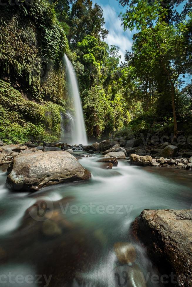 Sendang gile vattenfall på Lombok, Indonesien foto