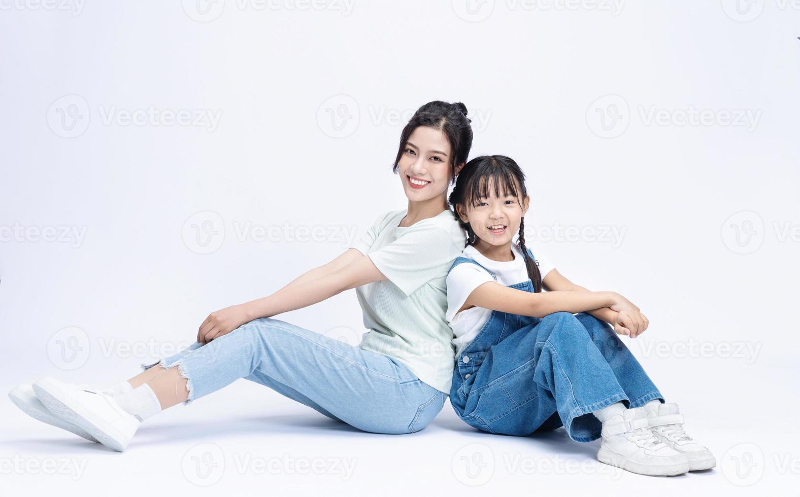 bild av asiatisk mor och dotter på bakgrund foto