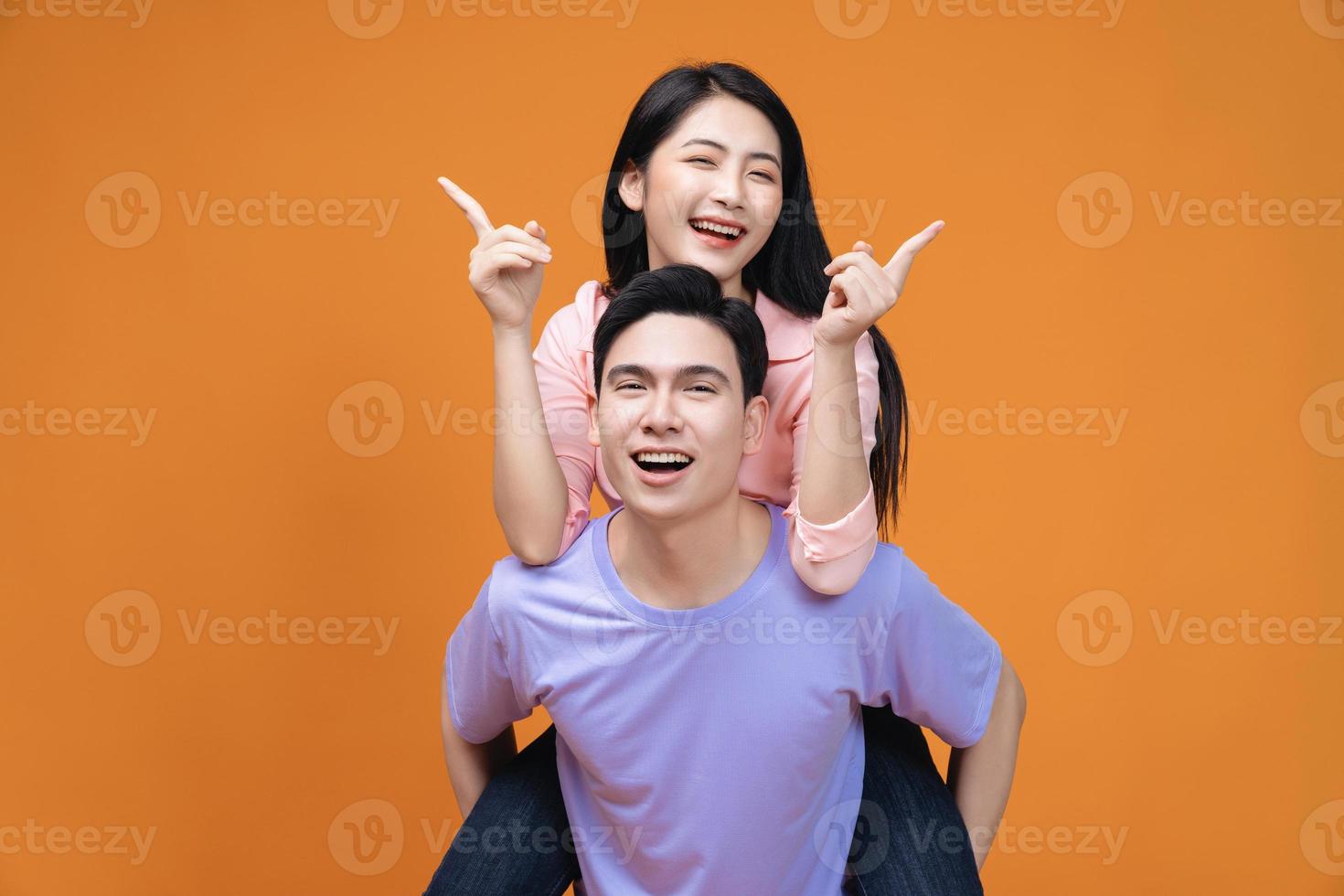 ung asiatisk par på bakgrund foto