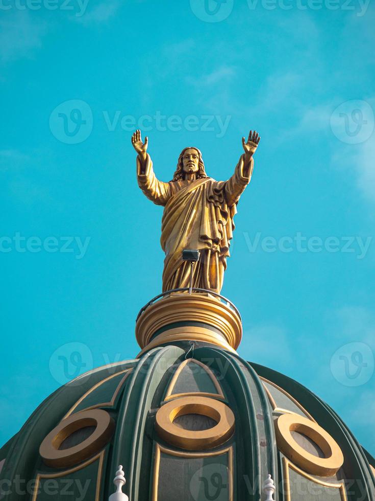 gyllene staty av Jesus foto