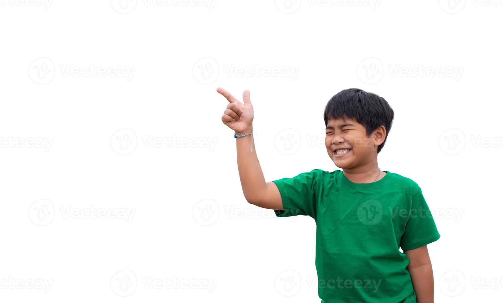 de pojke log och spetsig hans hand till hans sida. på en vit bakgrund foto