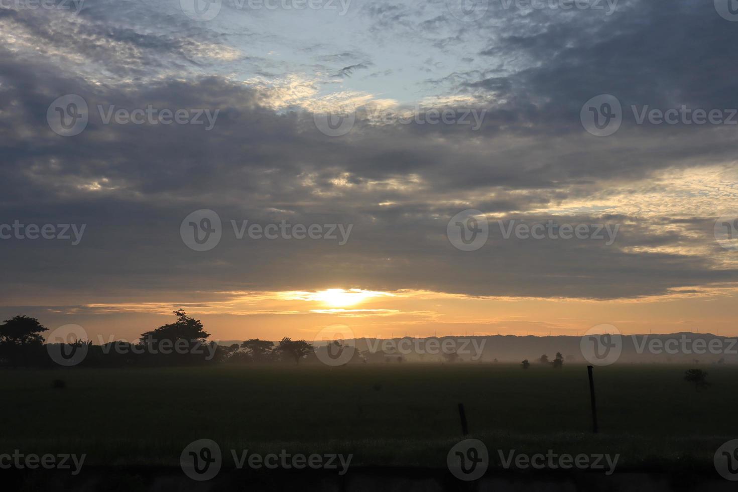 en lugn lantlig landskap av gårdar foto