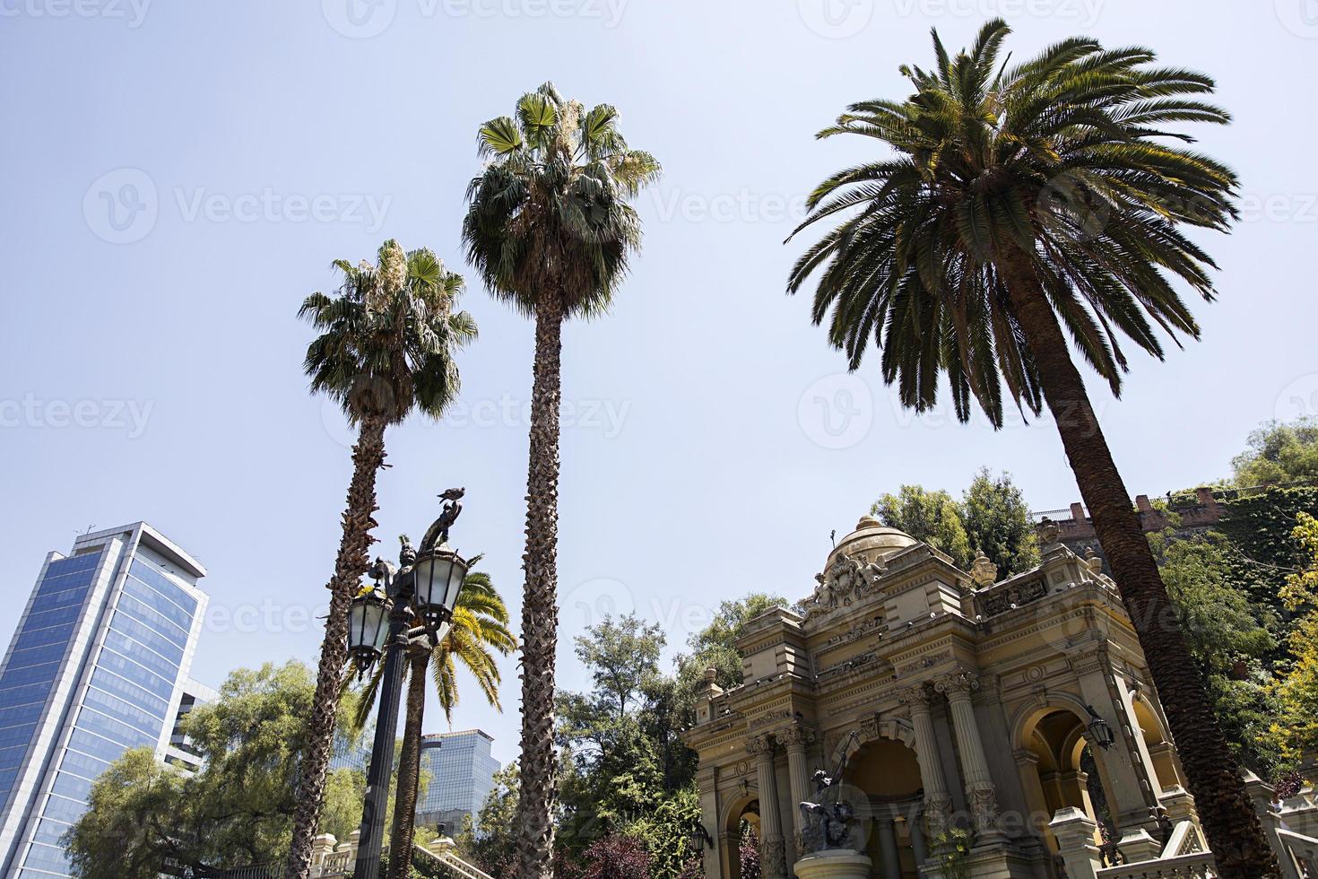 fontän av neptunus i cerro de santa lucia, i centrala santiago de chile foto